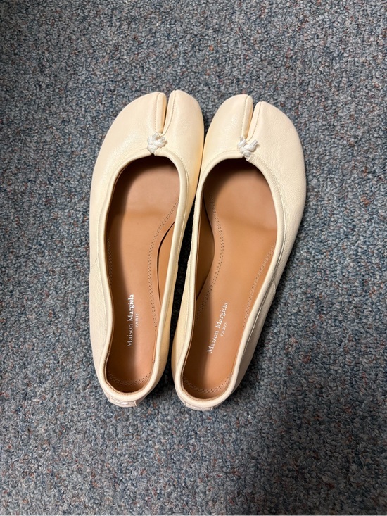 Maison Martin Margiela Shoes - Maison Martin Margiela Cream Tabi Ballet Flats